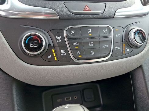 Used 2020 Chevrolet Equinox LT FWD image 19