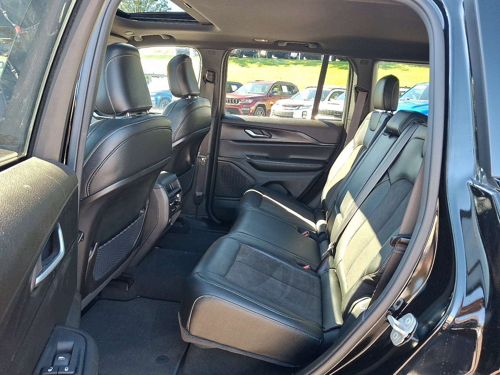 Certified 2023 Jeep Grand Cherokee Altitude AWD/4WD image 10