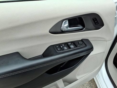 Used 2024 Chrysler Pacifica Touring-L FWD image 11
