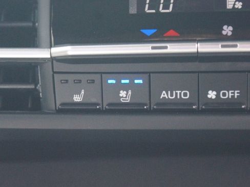 Used 2025 Toyota Sienna Platinum AWD/4WD image 9