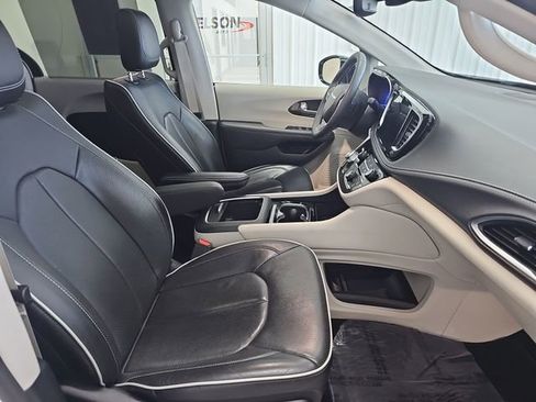 Used 2024 Chrysler Pacifica Limited FWD image 30
