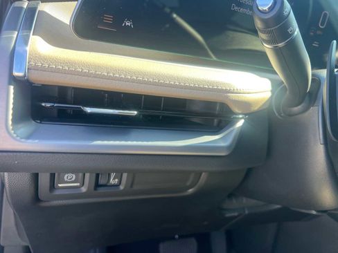 Used 2024 Cadillac XT4 Luxury w/ Cold Weather Package image 18