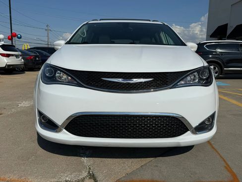 Used 2019 Chrysler Pacifica Touring-L FWD image 2