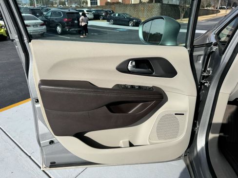 Used 2017 Chrysler Pacifica Touring-L Plus w/ Advanced Safetytec Group image 11