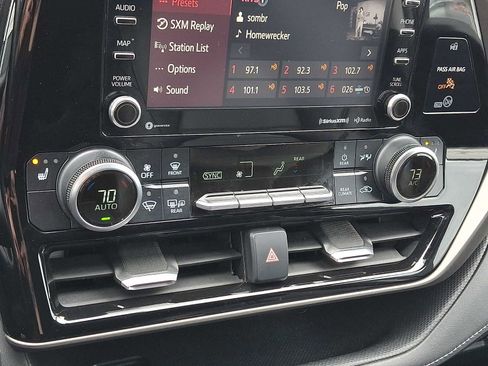 Used 2020 Toyota Highlander XLE AWD/4WD image 17