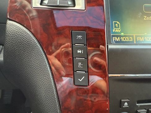 Used 2011 Cadillac Escalade Premium RWD image 35