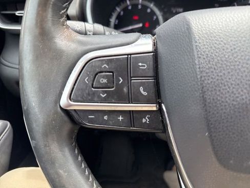 Used 2020 Toyota Highlander XLE AWD/4WD image 30