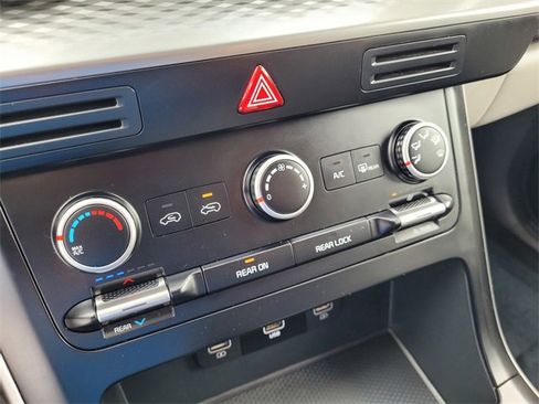 Used 2024 Kia Carnival LX image 13