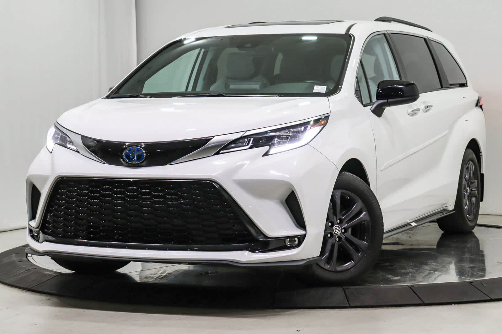 Used 2024 Toyota Sienna XSE w/ XSE Plus Package AWD/4WD image 1