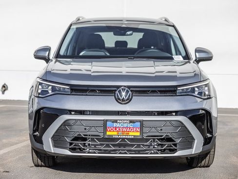 New 2026 Volkswagen Taos SE image 2