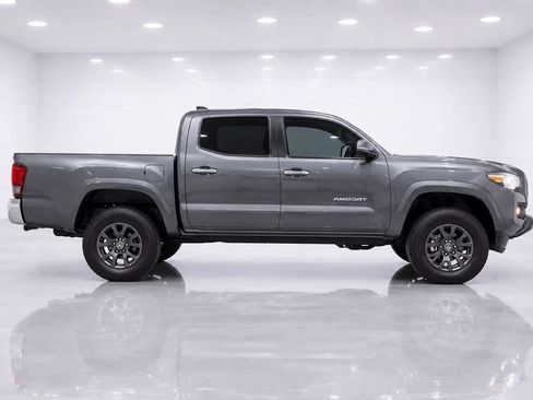 Used 2020 Toyota Tacoma SR5 RWD image 6