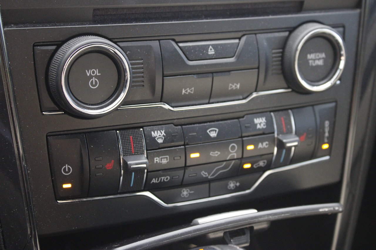 Used 2018 Ford Explorer XLT w/ Equipment Group 202A FWD image 16