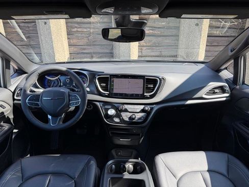 Used 2026 Chrysler Pacifica Select FWD image 10