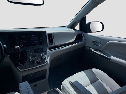 Used 2020 Toyota Sienna XLE image 21