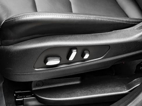 Used 2025 Cadillac XT5 Premium Luxury FWD image 36
