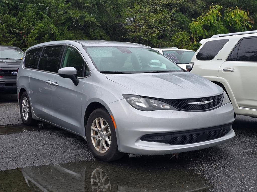 Used 2023 Chrysler Voyager LX FWD image 9