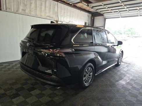Used 2023 Toyota Sienna XLE AWD/4WD image 2