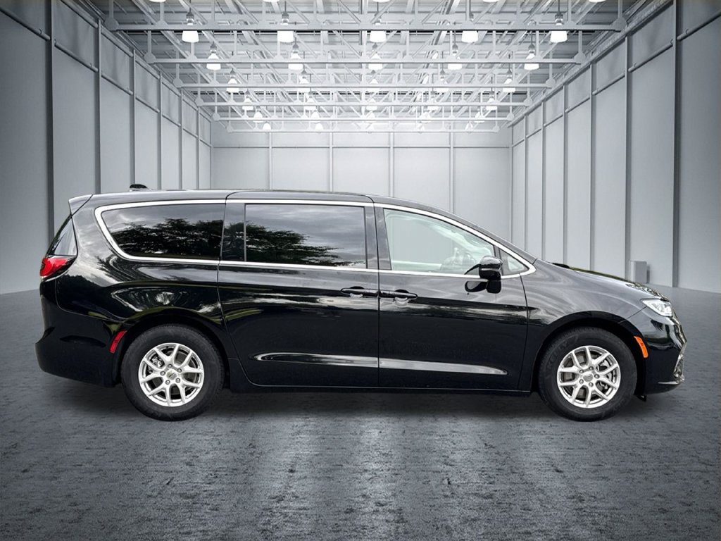 Used 2024 Chrysler Pacifica Touring-L FWD image 10