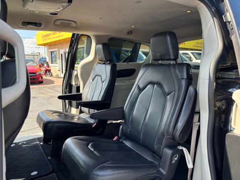 Used 2019 Chrysler Pacifica Touring-L w/ Advanced Safetytec Group FWD image 12
