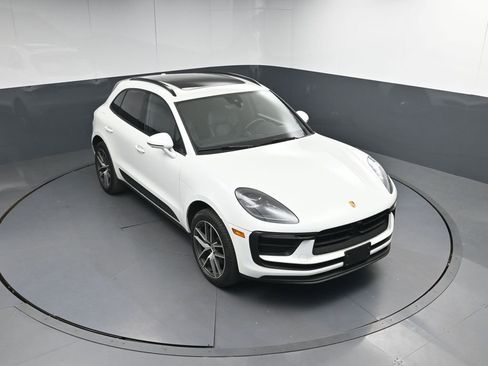 Certified 2023 Porsche Macan AWD/4WD image 39