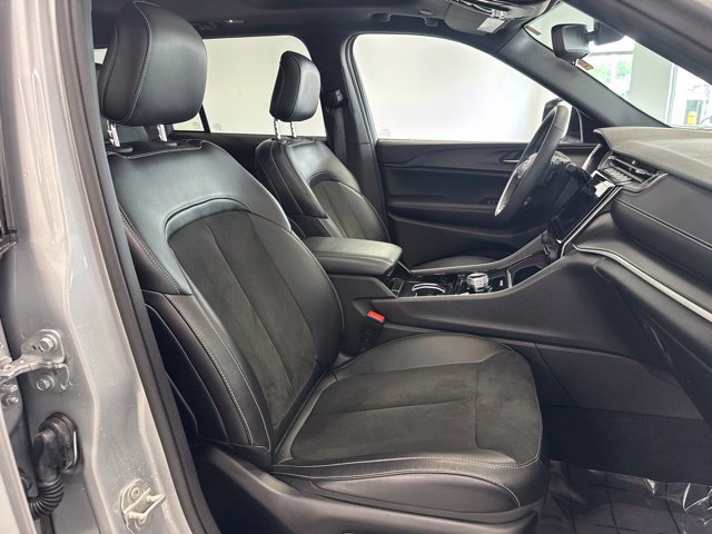 Used 2023 Jeep Grand Cherokee Altitude AWD/4WD image 25