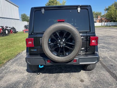 Used 2022 Jeep Wrangler Unlimited Sahara w/ Cold Weather Group image 11