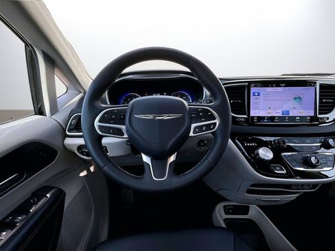 Certified 2024 Chrysler Pacifica Touring-L image 11