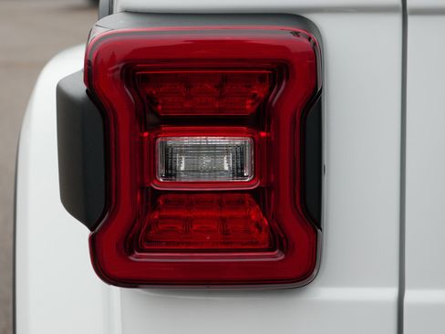 Used 2021 Jeep Wrangler Unlimited Sahara image 15