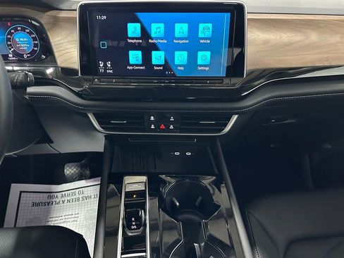 Used 2025 Volkswagen Atlas SE image 25