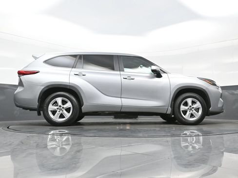 Used 2023 Toyota Highlander LE AWD/4WD image 31