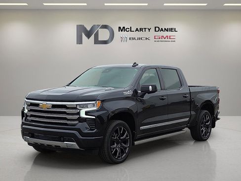 Certified 2023 Chevrolet Silverado 1500 High Country w/ Technology Package image 2