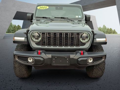 Used 2025 Jeep Wrangler Unlimited Rubicon AWD/4WD image 2