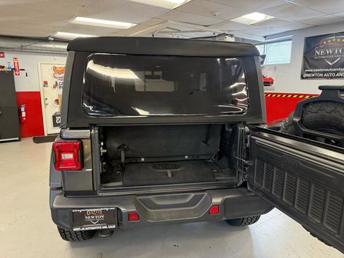 Used 2018 Jeep Wrangler Rubicon AWD/4WD image 13