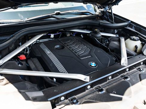 Used 2022 BMW X7 xDrive40i w/ M Sport Package AWD/4WD image 39