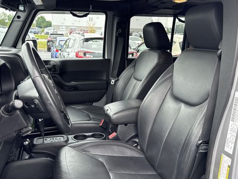 Used 2015 Jeep Wrangler Unlimited Sahara AWD/4WD image 8