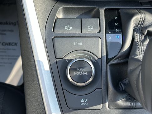 Certified 2025 Toyota RAV4 XLE AWD/4WD image 30