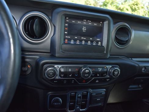 Used 2022 Jeep Gladiator Overland AWD/4WD image 18
