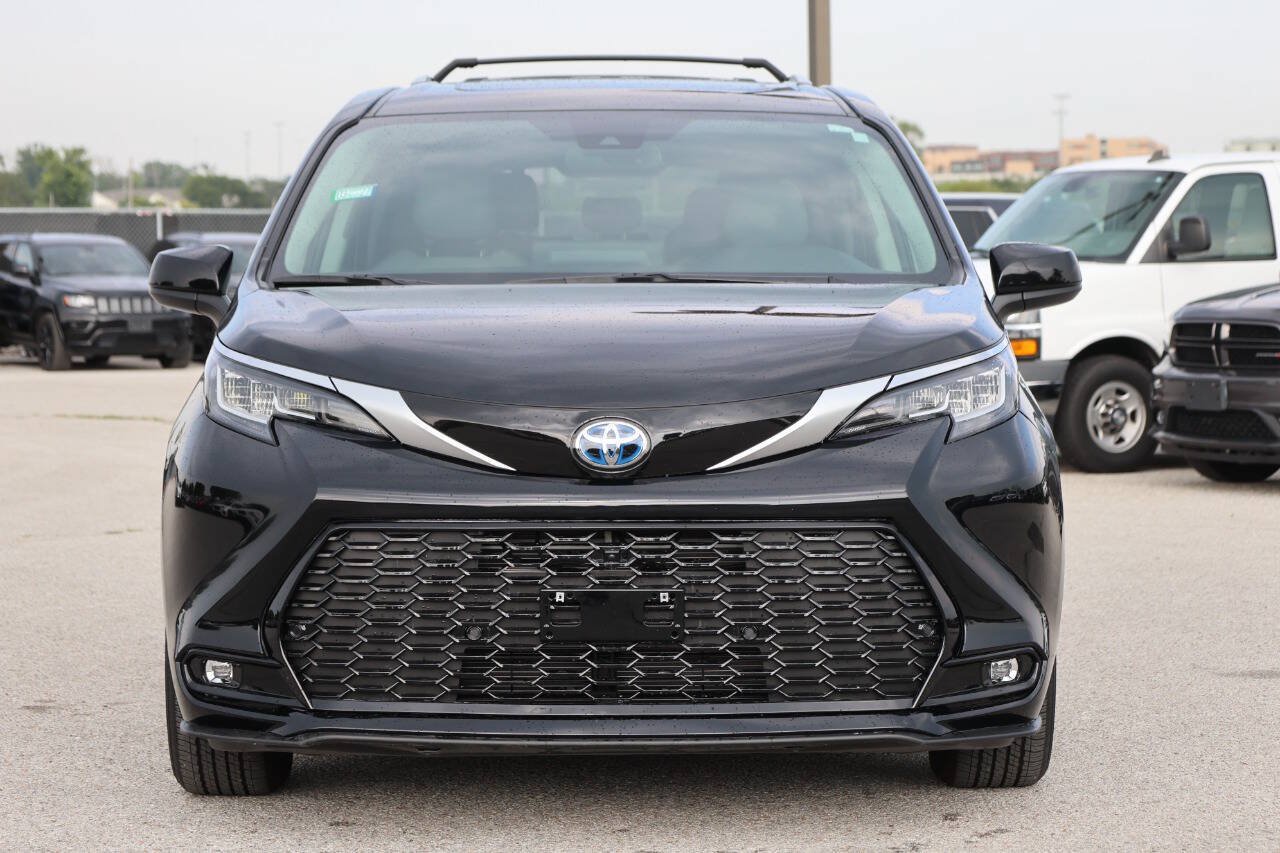 Used 2023 Toyota Sienna XLE FWD image 2