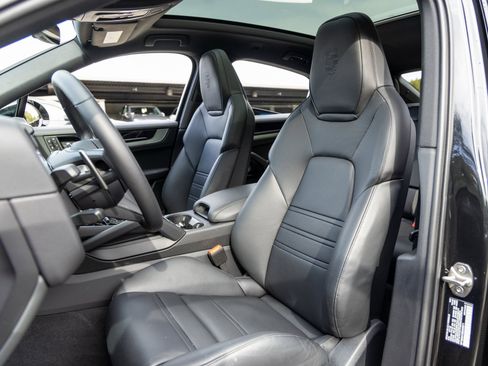 Certified 2025 Porsche Cayenne Coupe image 5