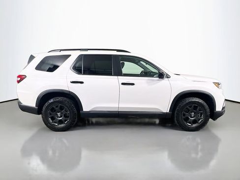Used 2025 Honda Pilot TrailSport image 10