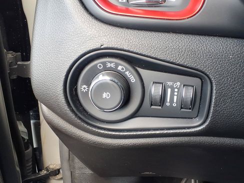 Used 2023 Jeep Renegade Trailhawk AWD/4WD image 34