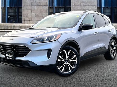 Used 2022 Ford Escape SE w/ SE Sport Appearance Package AWD/4WD image 2