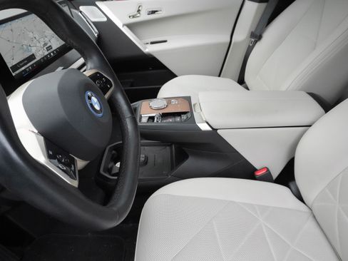 Used 2024 BMW iX xDrive50 w/ Premium Package AWD/4WD image 8