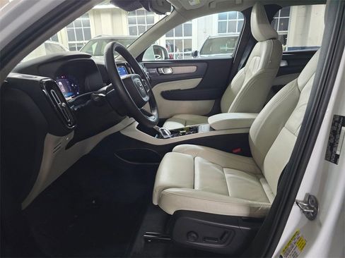 Certified 2023 Volvo XC40 B5 Ultimate w/ Protection Package Premier image 10