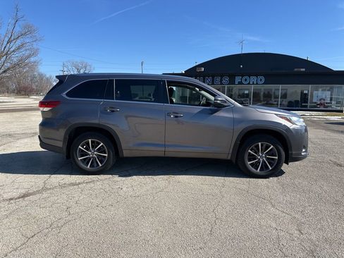 Used 2017 Toyota Highlander XLE AWD/4WD image 3