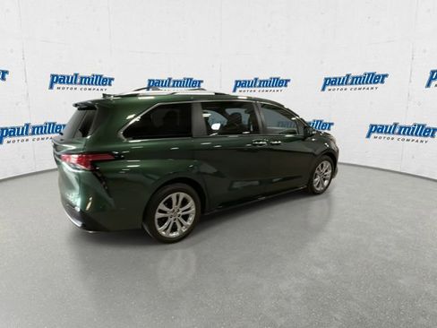 Used 2022 Toyota Sienna Platinum FWD image 11