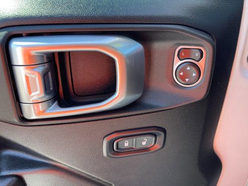 Used 2018 Jeep Wrangler Unlimited Rubicon w/ Steel Bumper Group image 11