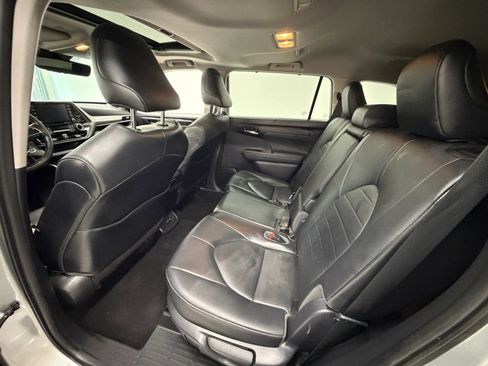 Used 2020 Toyota Highlander XLE AWD/4WD image 16