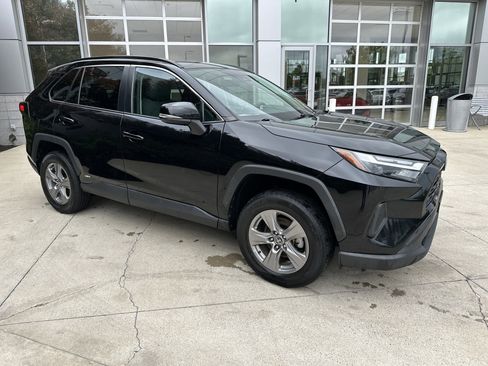 Certified 2022 Toyota RAV4 XLE w/ Convenience Package AWD/4WD image 2