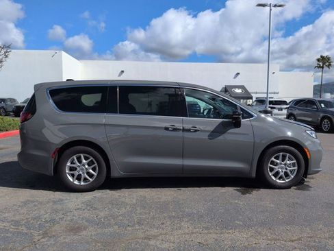 Used 2025 Chrysler Pacifica Select image 1